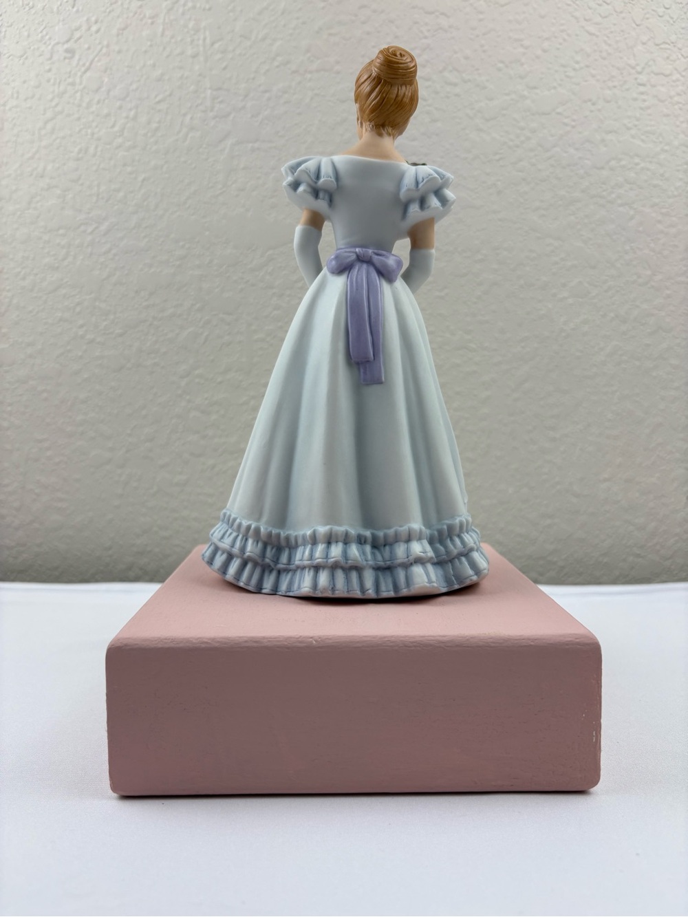Vintage 1999 Home Interiors & Gifts “Elizabeth” porcelain figurine. - Picture 3 of 4